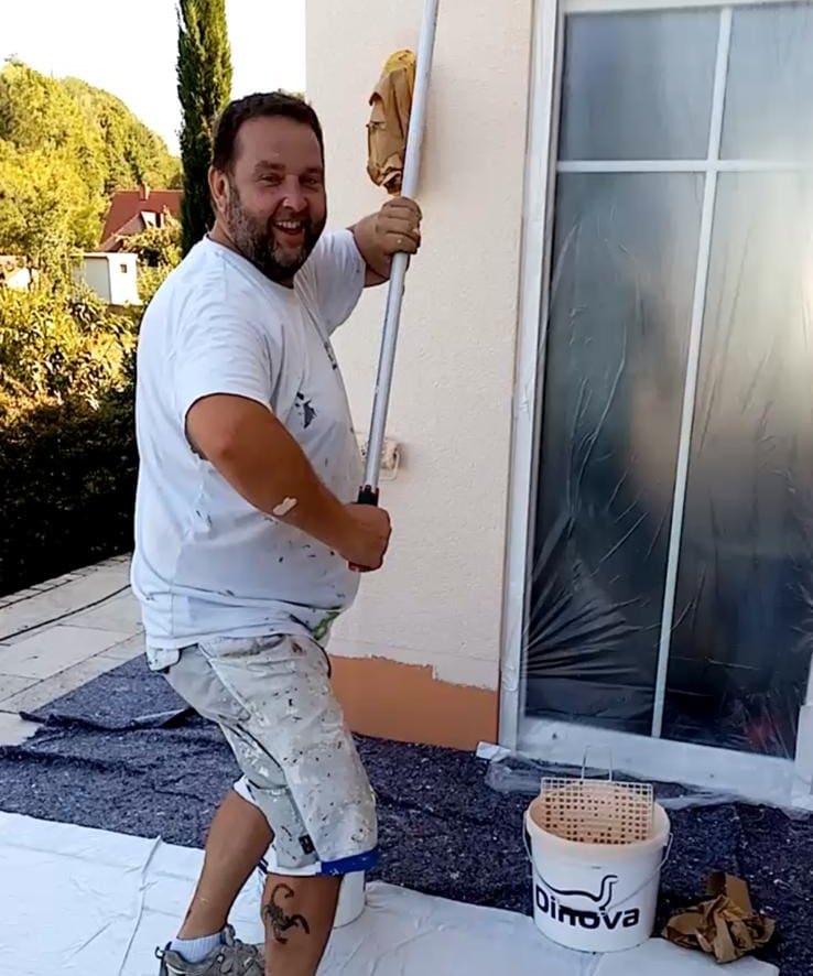 Malermeister Mike Hesse beim Fassadenanstrich — Chefsache auf der Baustelle
