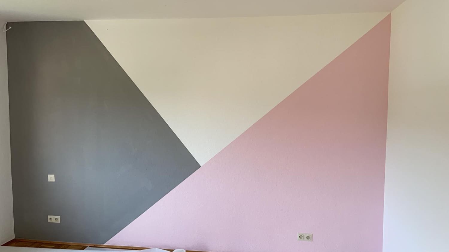 Altrosa & Grau — Akzentwand · Wohnraum
